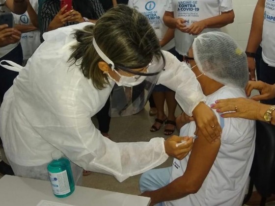 Prefeitura de Sapé inicia campanha de vacinação e imuniza profissionais de saúde contra coronavírus