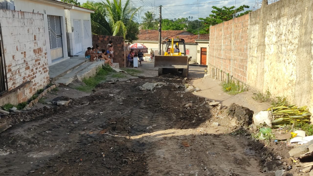 Prefeitura inicia calçamento de rua em Sapé; população aguardava obra há 20 anos