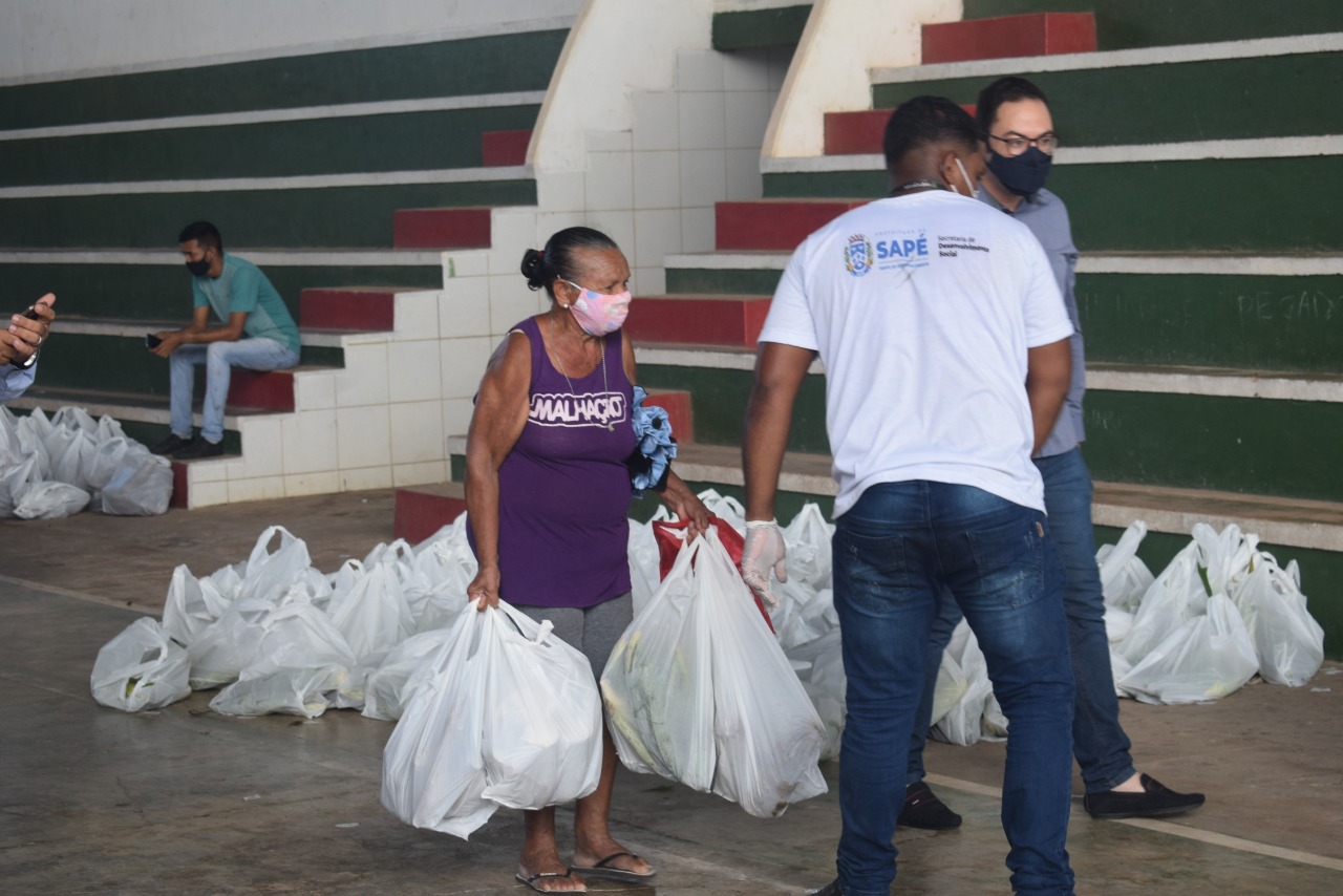 Prefeitura entrega oito toneladas de alimentos para famílias de Sapé