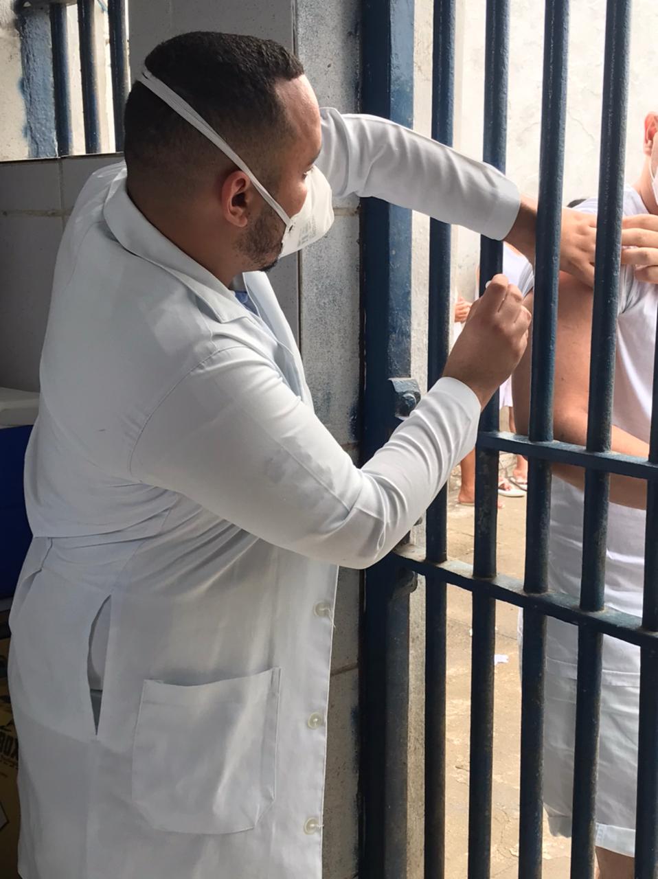 Sapé vacina detentos e moradores em situação de rua contra covid-19