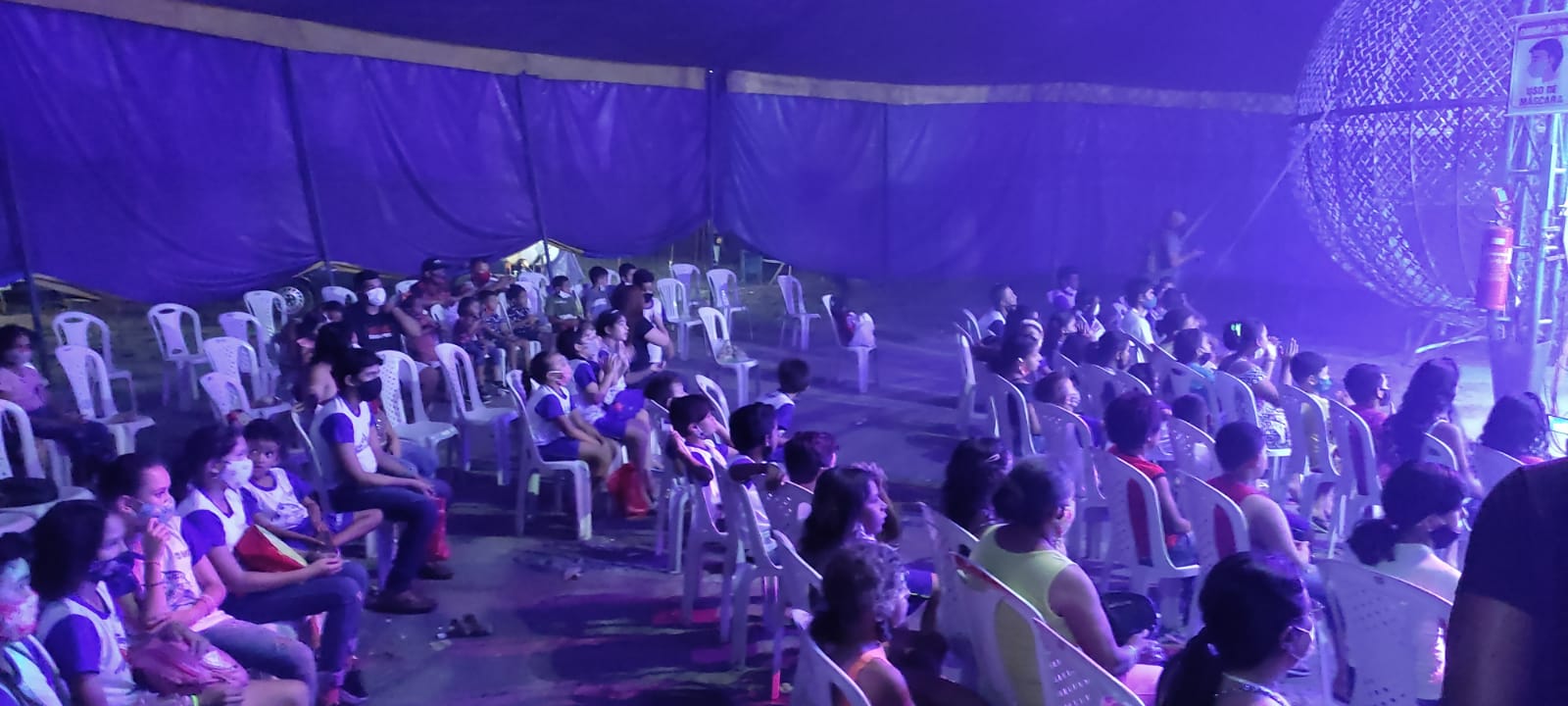 Prefeitura leva crianças para tarde no circo, em Sapé