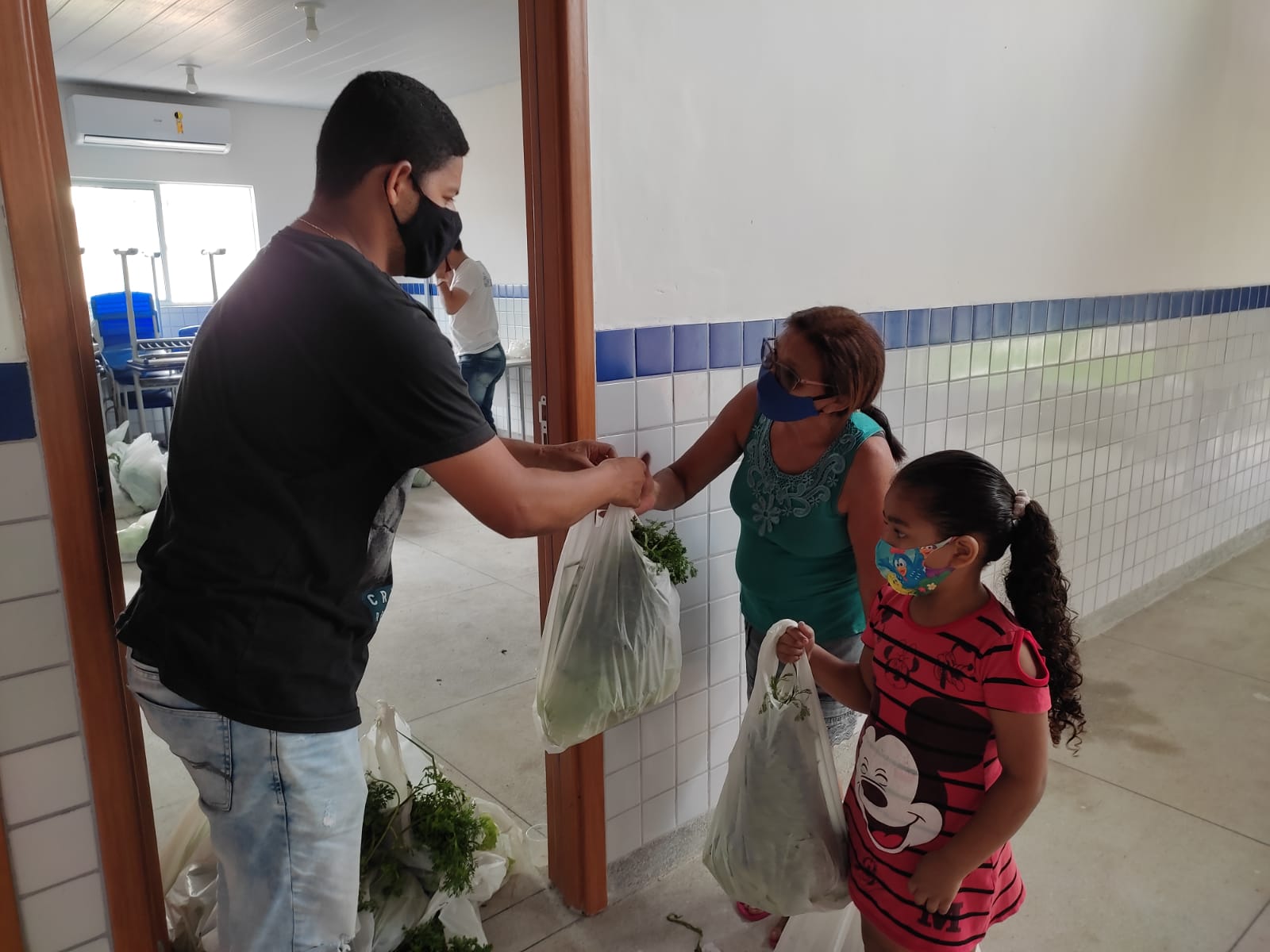 Prefeitura distribui 4 toneladas de alimentos para famílias de Sapé