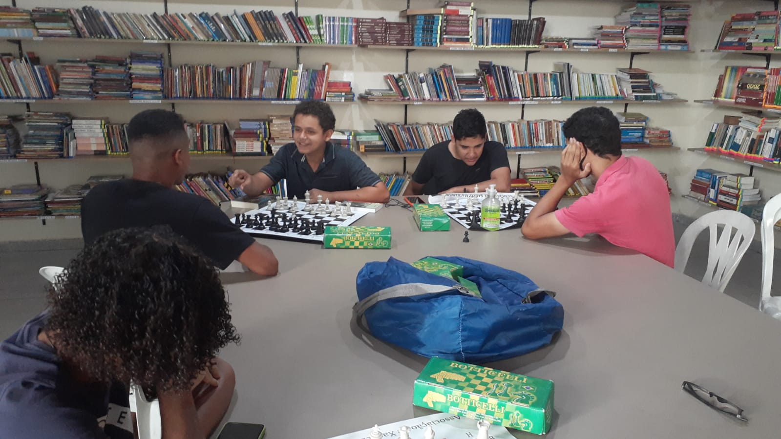 Biblioteca de Sapé tem aulas de xadrez para população; campeonato será em julho