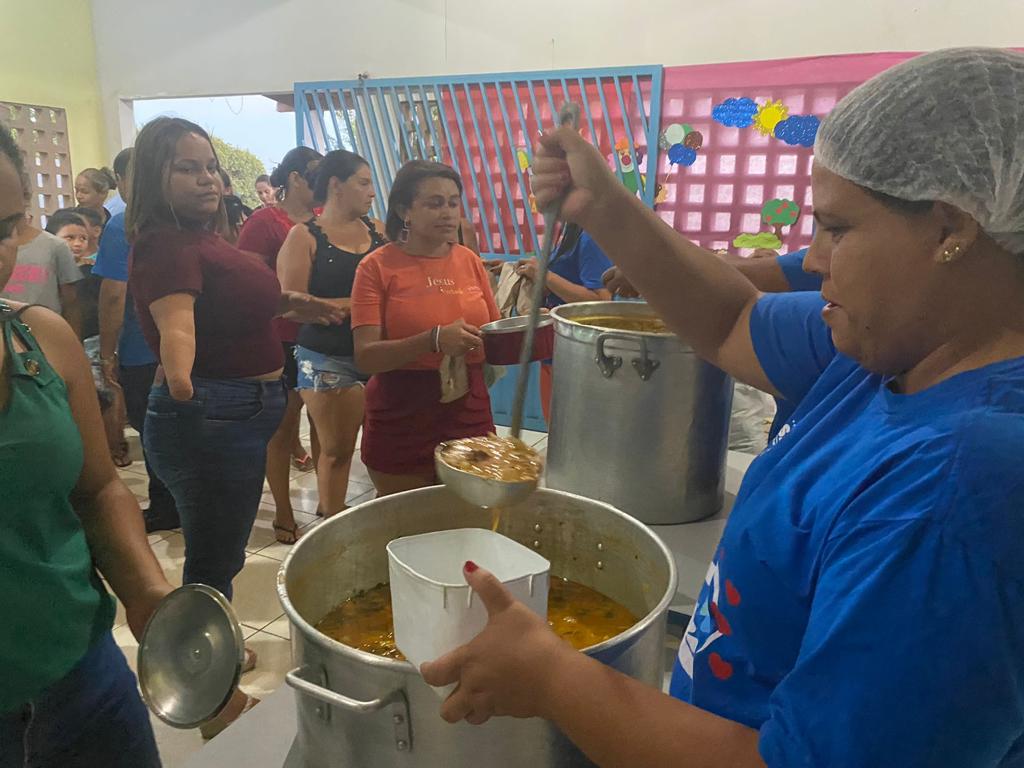 Prefeitura entrega sopa e brinquedos na comunidade Sapucaia