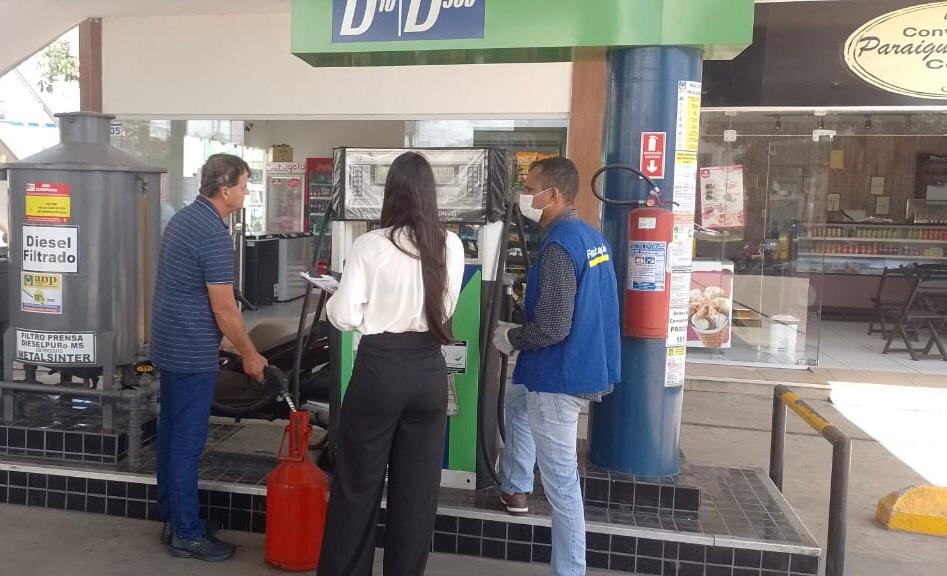Procon Sapé realiza fiscalização em posto de combustível